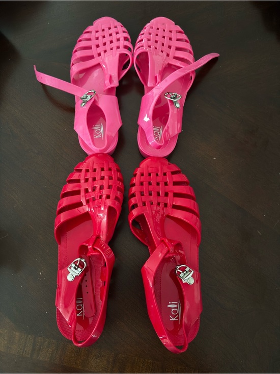 Kali Shoes - Kali glossy woven jelly sandals in hot pink and fuchsia